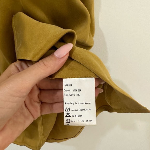 Silk camisole with details buttons on both sides - Picture 7 of 8